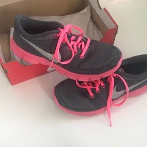 Nike tennis shoes pink/grey